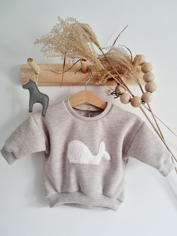 Oversize Waffelstrick Sweater für Baby in Beigemelange mit Wal Applikation in Gr. 50-92