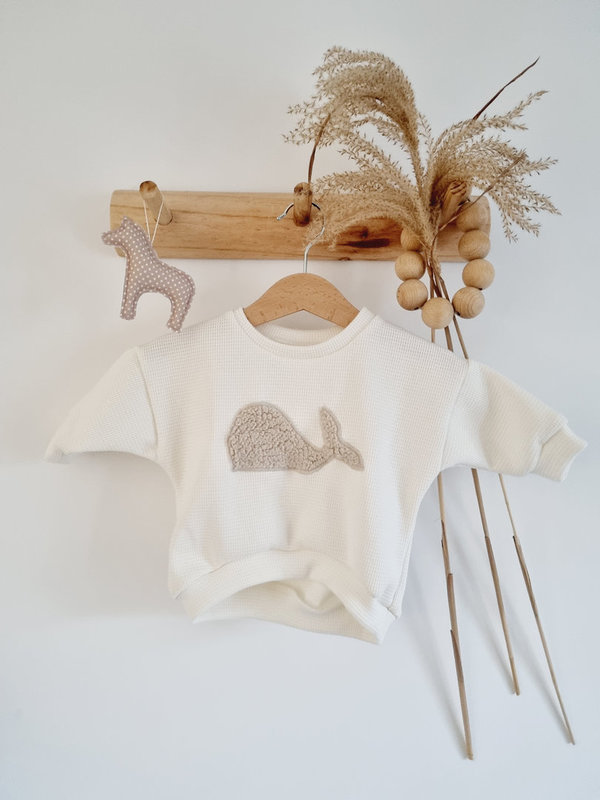 Oversize Waffelstrick Sweater für Baby in Ecru mit Wal Applikation in Gr. 56-98